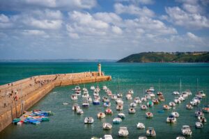 le jolie petit port de binic typique des ports Breton sous un rayon de soleil