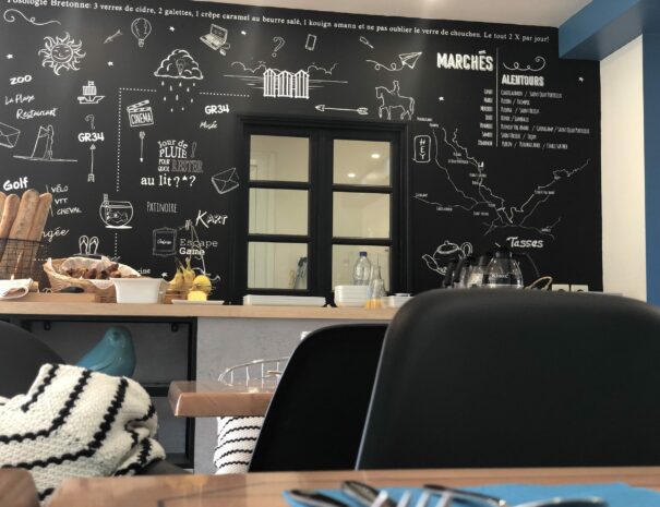 Hotel-petit-dejeuner-a-Binic-Etables-sur-mer-scaled-1-605x465