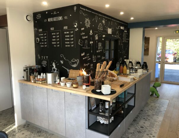 Petit-dejeuner-a-Binic-Etables-sur-mer-scaled-1-605x465