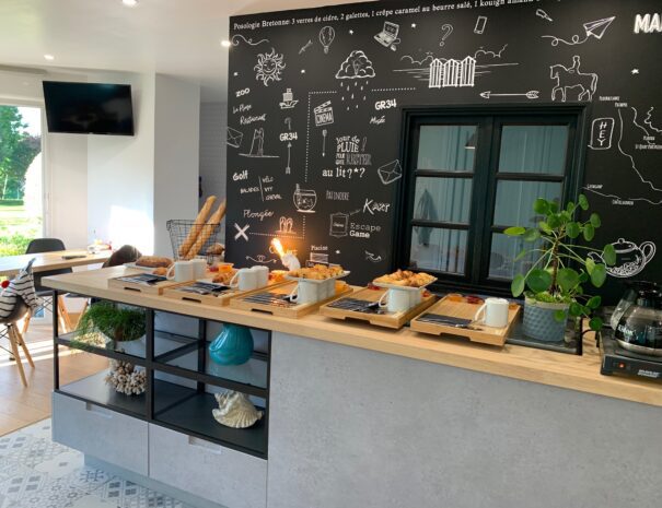 petit-dejeuner-buffet-gourmand-a-Binic-Etables-sur-mer-605x465