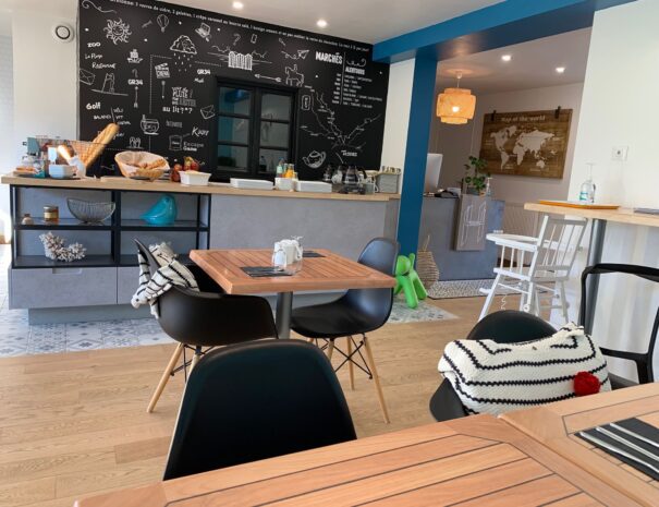 Salle-de-petit-dejeuner-hotel-famille-Binic-605x465