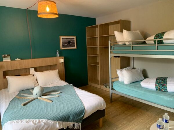 Chambre familiale 27m2 Hôtel Heod à Binic-Étables-sur-Mer, lit double et lits superposés, idéale pour une famille avec enfants