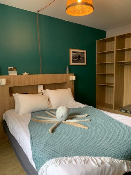 Lit double parents chambre familiale Hôtel Heod Binic-Étables-sur-Mer