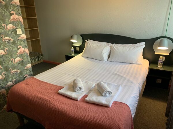 Chambre double standard de l'Hôtel Heod à Binic-Étables-sur-Mer, décoration épurée avec lit 140x200 et bureau