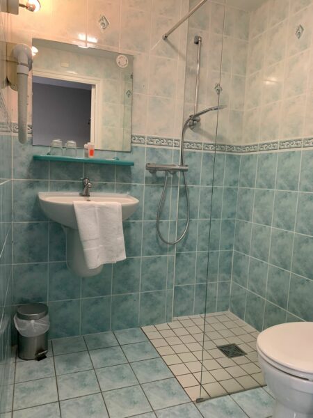 Salle de bain privée chambre triple Hôtel Heod, séjour famille Saint-Quay-Portrieux