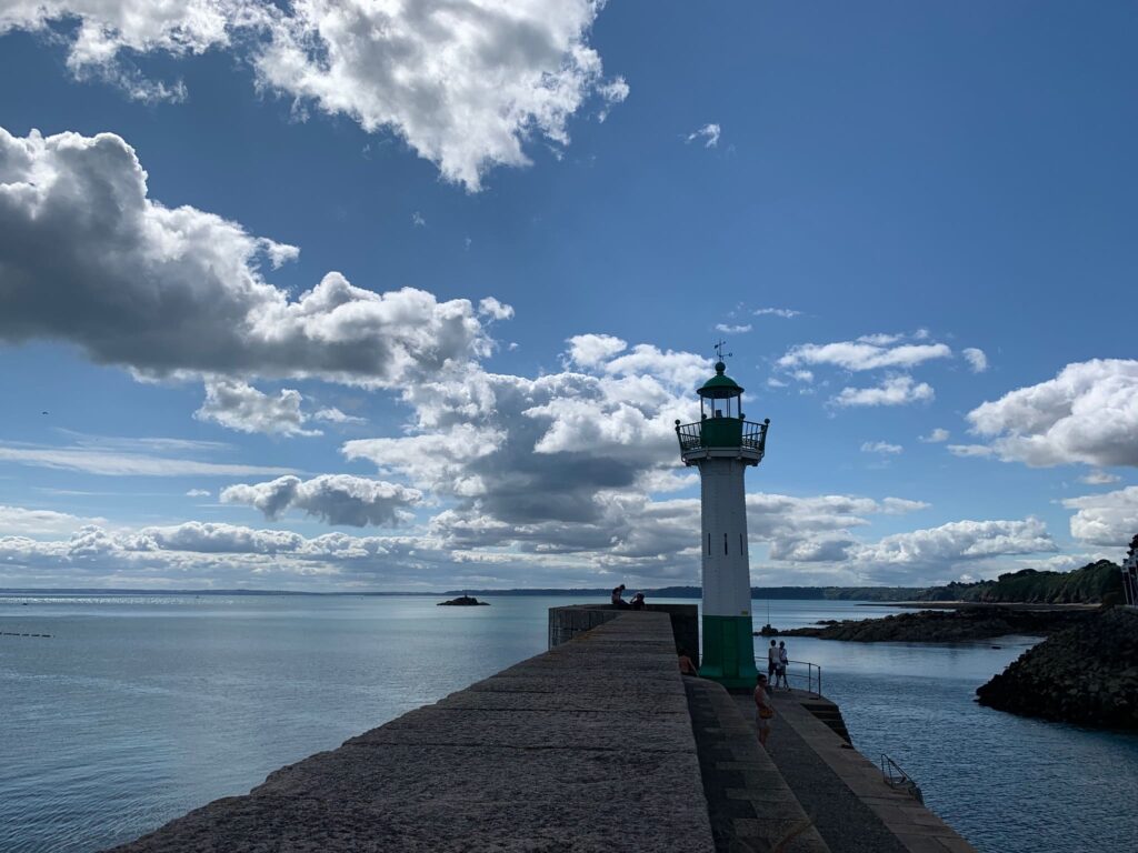 Phare du port de Binic à proximité de l’hôtel, environnement agréable