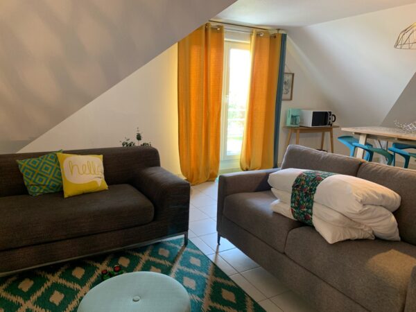 Suite appartement 48m2 au 1er étage de l'Hôtel Heod à Binic-Étables-sur-Mer, chambre double, salon avec canapé-lit et cuisine équipée