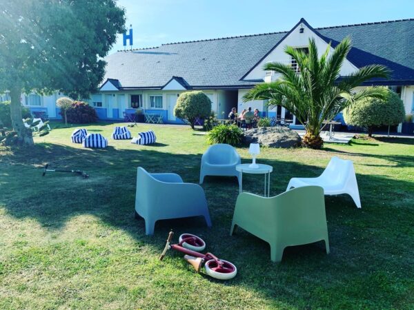 Jardin-avec-des-transat-a-l'hotel-heod-au-calme