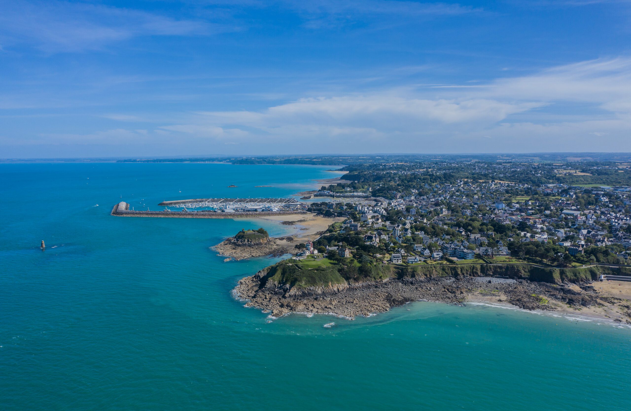 port et plage a prioximité de l'hotel HEOD