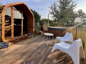 Espace détente sauna et bain nordique au calme du jardin dans l'hotel