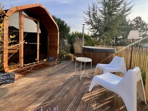 Espace détente sauna et bain nordique au calme du jardin dans l'hotel