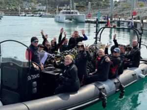 Groupe de plongeurs en combinaison sur un bateau au port de Saint-Quay-Portrieux avant une sortie en baie de Saint-Brieuc avec Armor Plongée