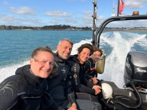 Plongeurs en combinaison sur un bateau en mer dans la baie de Saint-Brieuc au départ de Saint-Quay-Portrieux